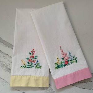 2 Hand Embroidered LInen Guest Towel Set